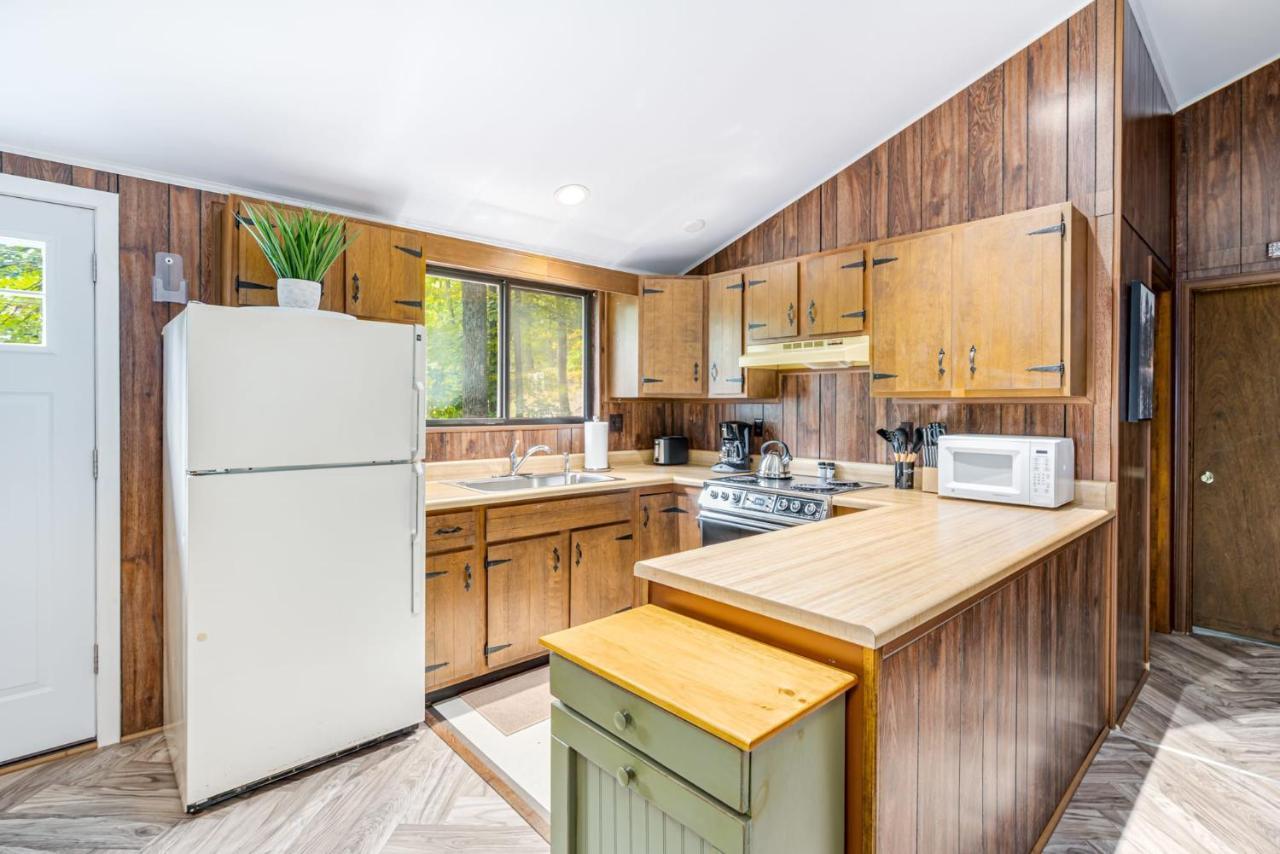 Вилла Modern W Fire Pit Deck, Grill & Hot Tub Беркли-Спрингс Экстерьер фото