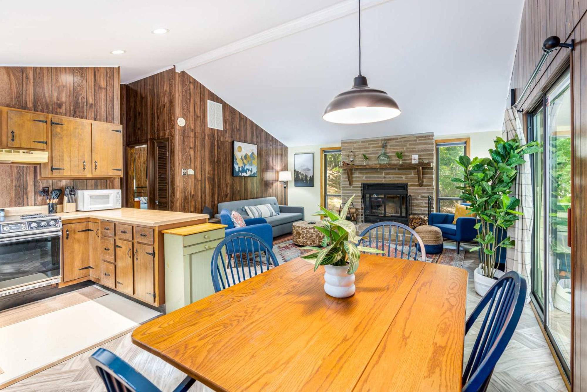 Вилла Modern W Fire Pit Deck, Grill & Hot Tub Беркли-Спрингс Экстерьер фото
